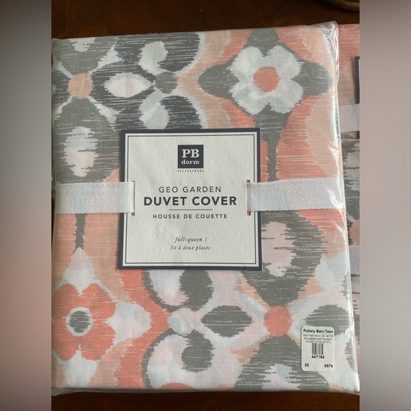 Pottery barnDuvet and 2 shamsSize full/queen